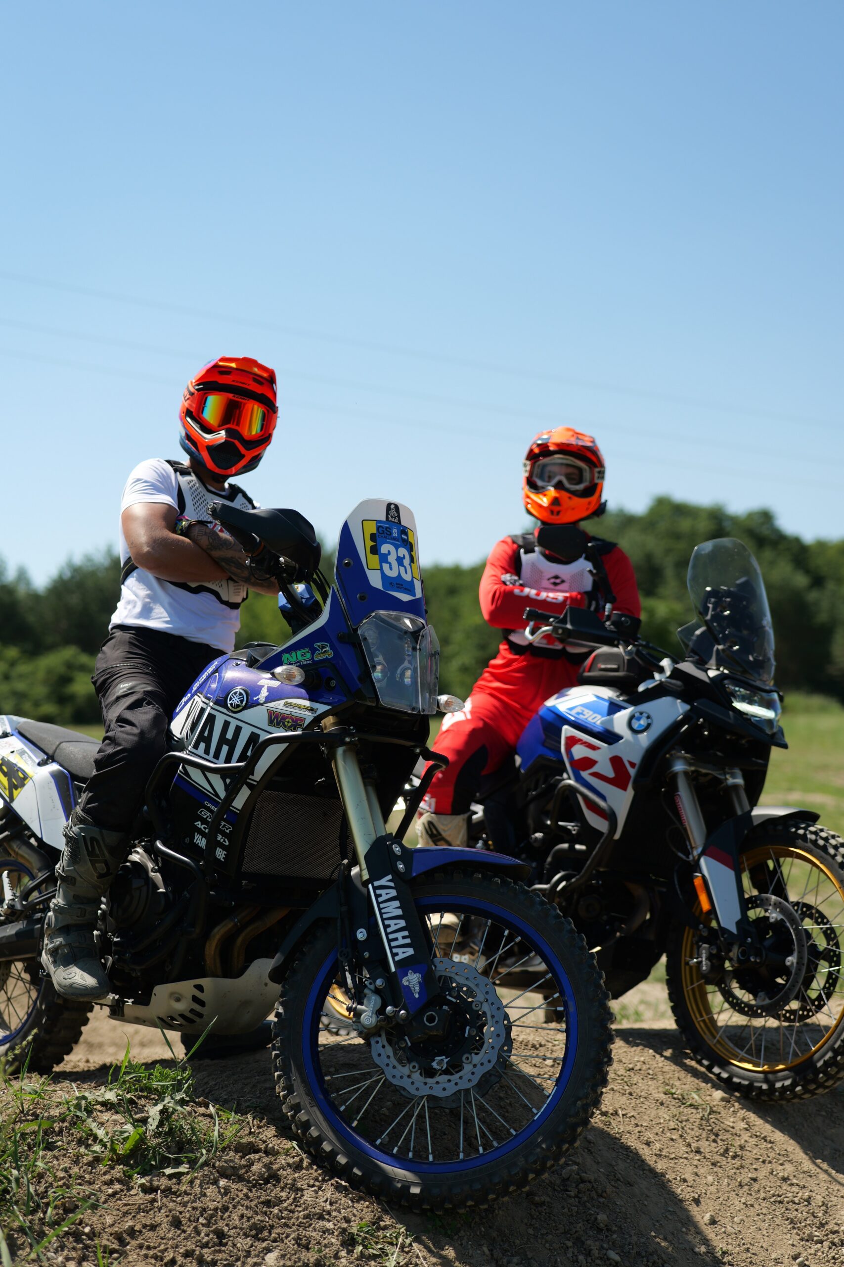 Jazdci Apex3 na tréningu v teréne