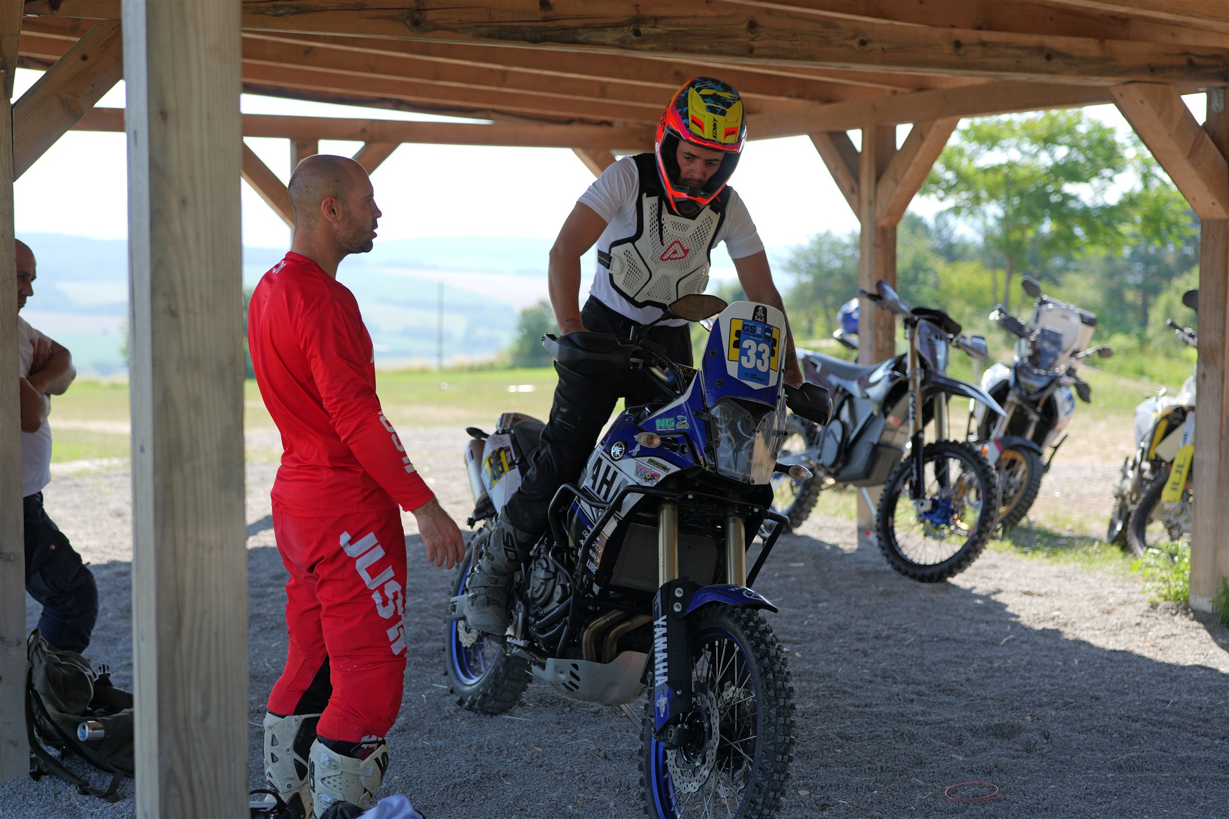 Inštruktor Apex3 ukazuje správne držanie tela na motorke