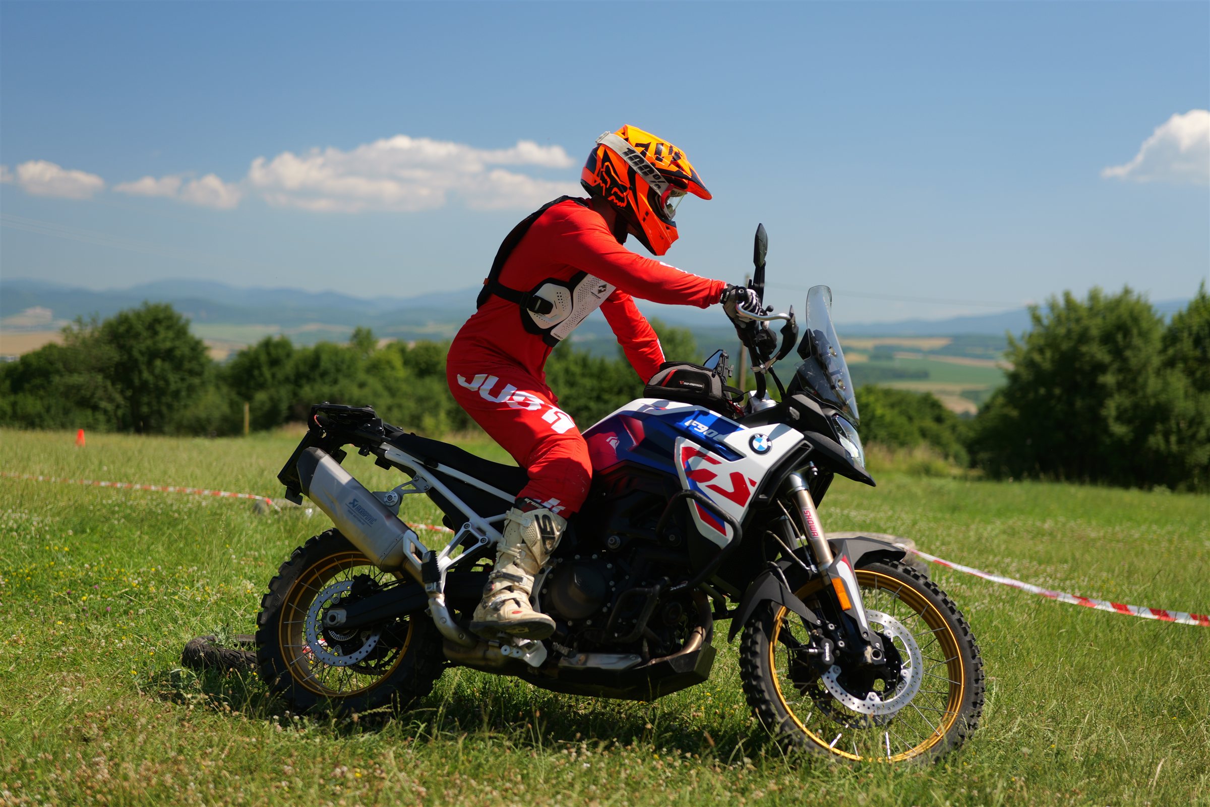 Jazdec Apex3 na BMW GS v teréne